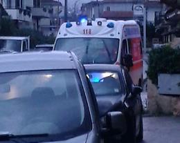 Donna aggredita e malmenata fuori dalla sua abitazione da due ladri