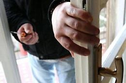 Faccia a faccia con i ladri, donna spintonata nella fuga