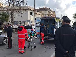 Cade dal balcone mentre lava i vetri, donna in prognosi riservata