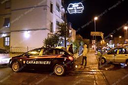Cerca di pagare con soldi falsi poi aggredisce il proprietario della pizzeria