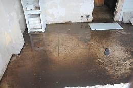 Liquami nello scantinato delle case Ater, cittadini furiosi