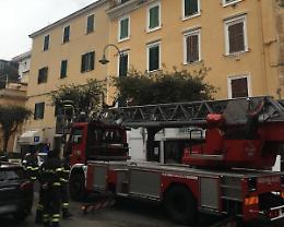 Si staccano pezzi di intonaco dal cornicione di un palazzo