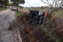 Autogru si ribalta in via Litoranea: illeso il conducente, strada bloccata