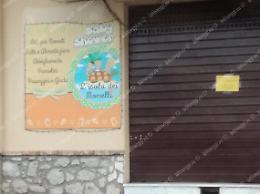 Furto nel negozio di articoli per bambini: portano via capi di abbigliamento e prodotti