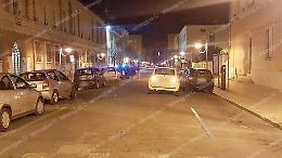 Ubriaco al volante travolge le auto parcheggiate tra cui quella del Comune