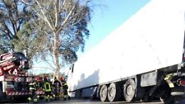 Tir esce di strada, traffico in tilt sulla Pontina