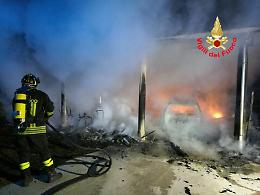 Fondi, fiamme alla veranda: in cenere un'automobile. L'intervento dei vigili del fuoco