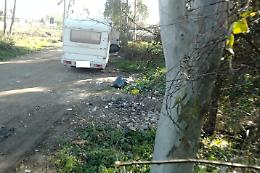 Abbandono di rifiuti, le telecamere individuano un vandalo