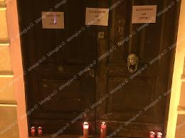 Poche luminarie per il Natale, la protesta con i lumini da cimitero