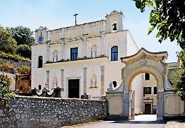 Montagna Spaccata, dopo tre mesi di restauro torna il pannello maiolicato