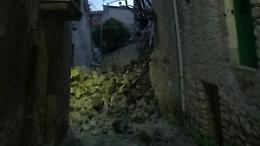 Crolla una casa  abbandonata, evacuate tre famiglie confinanti
