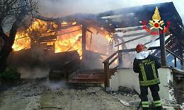 Casa di legno divorata dalle fiamme, intervengono i vigili del fuoco