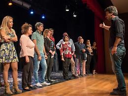 "Il corbezzolo tenace". Replica al Teatro Ponchielli per lo spettacolo diretto da Chiocca