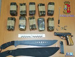 Giravano in auto con cinque chili di hashish, una pistola e fuochi d'artificio illegali: tre arrestati