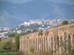 La terza vita dell'ecomostro di Monte Ducale a Minturno. Case popolari nelle ville vip abusive