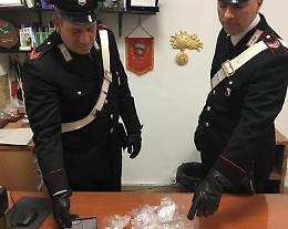 Trovato in possesso di droga e contanti, arrestato un 51enne
