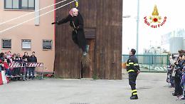 Le Befana arriva dall'alto per i bambini di Gaeta