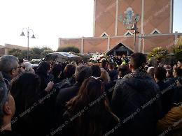 Una folla commossa ai funerali del giovane Daniele Viola