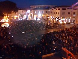 Una folla in piazza Roma per il volo della Befana