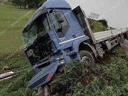 Tir fuori strada rimosso, riaperta la Pontina. Traffico ancora lento