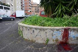 [FOTO] Tossicodipendente cerca di uccidersi dissanguandosi in strada