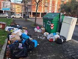 Immondizia abbandonata in strada, il debutto di fuoco per Abc