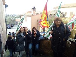 Assistenza educativa, i lavoratori in protesta davanti al Comune