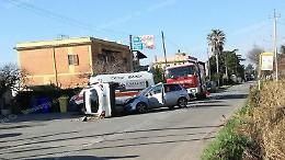 Si ribalta con l'auto, paura in via Torre del Padiglione