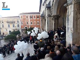 Straziante cerimonia a Priverno, celebrati i funerali del neonato morto