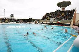 Piscina, soliti problemi: tribuna non a norma e spogliatoi part time