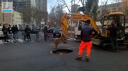 Enorme buca sull'aslfalto all'incrocio tra via don Morosini e piazza Dante