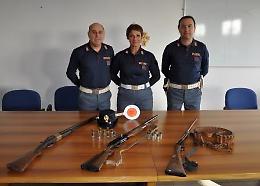 Lite famigliare sfocia in minacce di morte. La polizia trova armi in casa