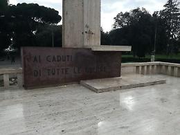 Monumento ai caduti imbrattato, folle pulizia "fai da te"