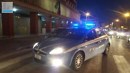 Lancio di sassi contro la portineria dell'Inps, vetrata danneggiata