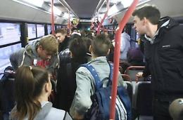 "Mia figlia multata, fatta scendere dal bus e lasciata in mezzo alla strada"