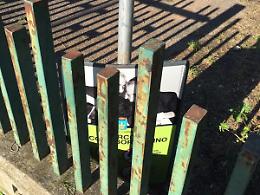 I vandali abbattono la targa dedicata a Falcone e Borsellino