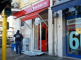 Ladri nella notte nel negozio di telefonia dopo aver demolito la saracinesca