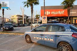 Pestaggio al Carrefour, aggressori spalleggiati dalle ragazze