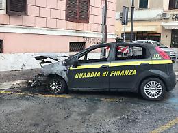 Incendiata un'auto della Guardia di finanza