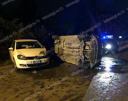 Incidente in via Guardapasso, l'auto si ribalta: due feriti