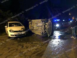 Incidente tra tre auto, una delle quali si ribalta: due feriti