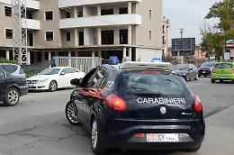 Minaccia il carrozziere con il coltello per il ritardo, l'auto era altrove