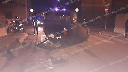 Incidente in centro, l'auto si ribalta: due feriti