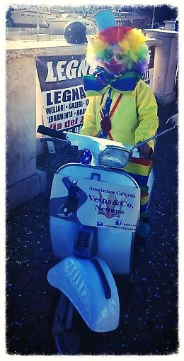 Carnevale in Vespa, passione e colori nel piazzale delle Sirene