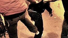 Atti osceni in  centro, giovane algerino picchiato e inseguito