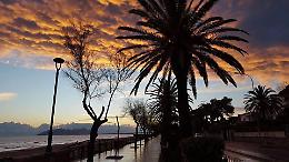 Terracina, colori e nuvole bizzarre al tramonto dopo la pioggia