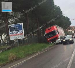 Incidente sulla Nettunense, camion finisce nel fossato