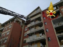Tenta il suicidio sul balcone di casa, salvata dai pompieri