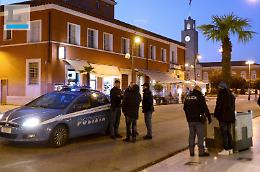 Devasta gli arredi e urla contro i passanti, un congolese semina il panico