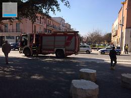 Si staccano pezzi di intonaco, intervengono i vigili del fuoco
